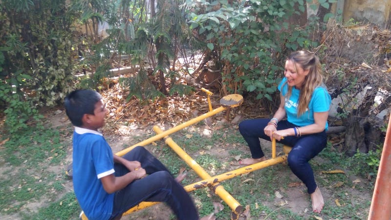voluntariado con niño en la india