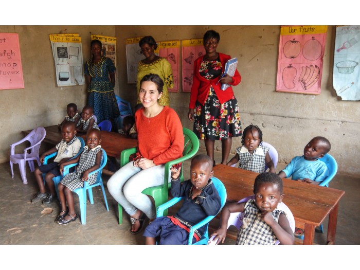 voluntariado uganda cuido y enseñanza de niños